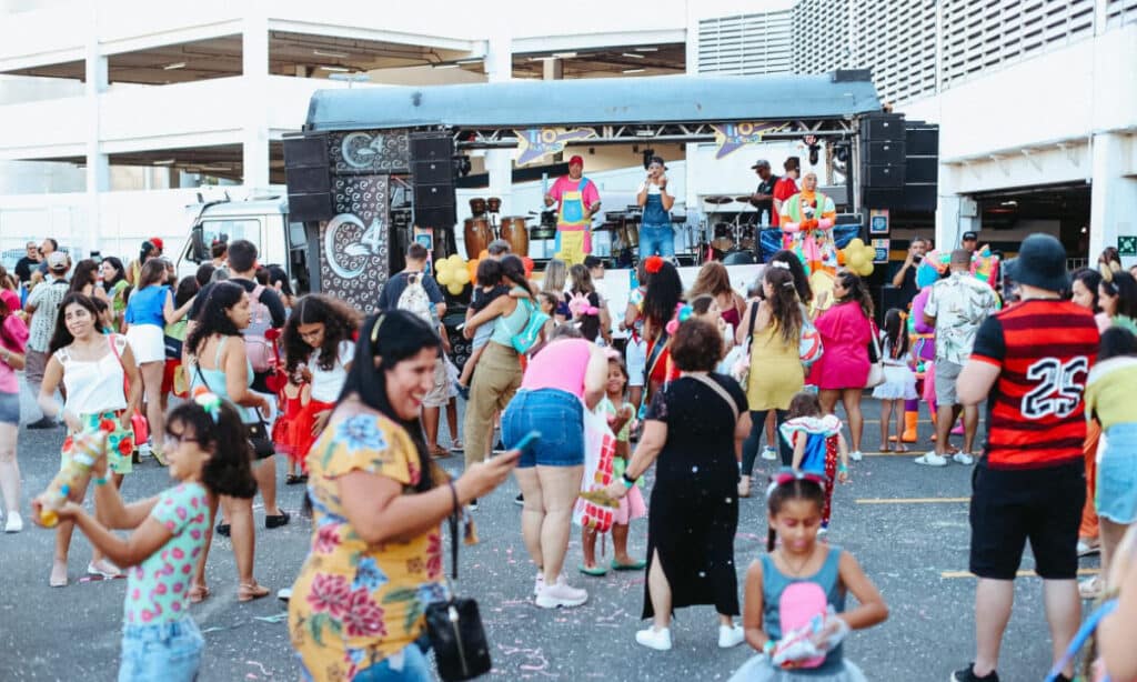 Bailinho de carnaval com show e all inclusive de brinquedos reúne criançada em shopping de Salvador