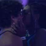 Gabriel e Sarah Aline se beijam e movimentam o edredom no BBB 23; assista