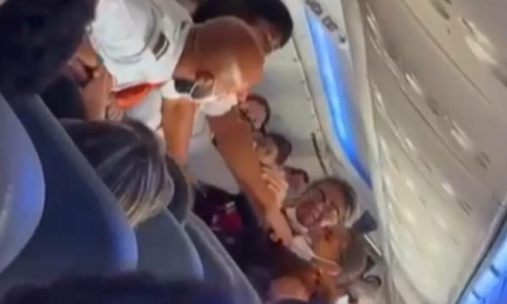 Briga entre passageiros faz voo da Gol atrasar uma hora em Salvador; envolvidos são retirados do avião