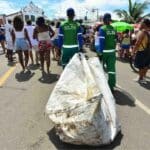 Mais de 80 toneladas de lixo são recolhidos no Rio Vermelho após Festa de Iemanjá