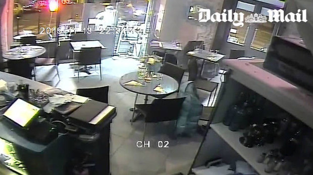 Vídeo mostra momento do ataque a cafe em Paris
