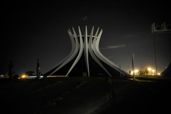 Locais como o Congresso Nacional, a Catedral,e palácios em Brasília, apagaram as luzes como parte da Hora do Planeta, mobilização liderada pela organização não governamental (ONG) WWF (Elza Fiuza/Agência Brasil)