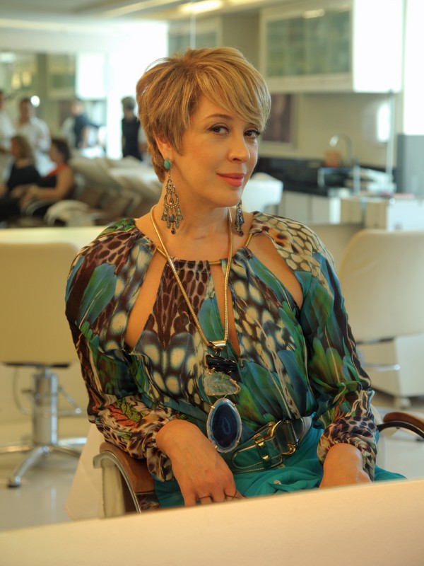 Claudia Raia exibe novo corte de cabelo para personagem (Foto: Artur Meninea/Gshow)