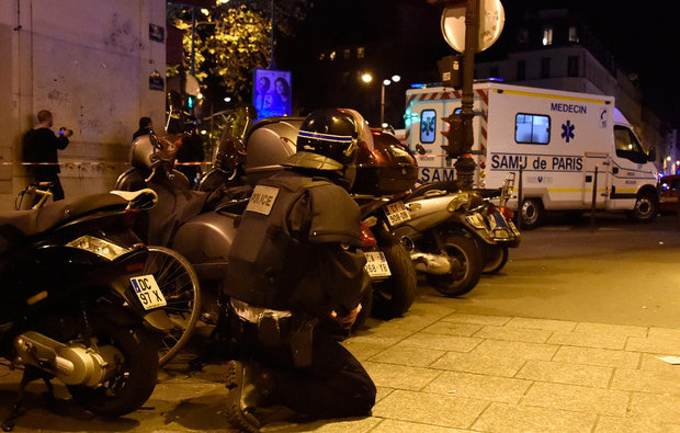 Policiais na esquina do Bataclan, onde mais de 100 foram mortos (Foto: AFP)
