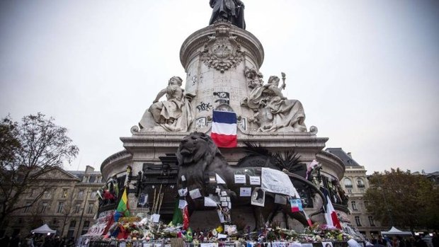 Franceses prestam homenagens às vítimas num monumento em Paris