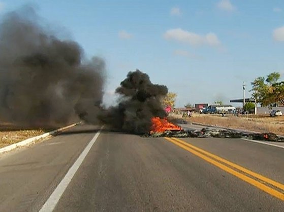Pneus foram queimados para bloquear rodovia (Foto: Reprodução/Inter TV Cabugi)
