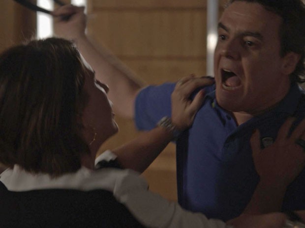 Enfurecido, Evandro tira o cinto e vai atrás de Guto para dar lição no filho (Foto: TV Globo)