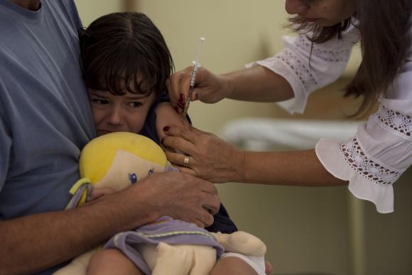 Rafaela Petrosk, 4, foi levada pelo pai, José Luíz Petroski para ser vacinada na Campanha Nacional de Vacinação contra o sarampo e a poliomielite (Marcelo Camargo/Agência Brasil)