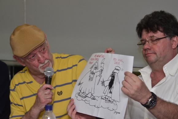 O catunista Jaguar, e o humorista Marcelo Madureira, participam de ato em repúdio ao atentado contra o jornal de humor francês Charlie Hebdo (Fernando Frazão/Agência Brasil)