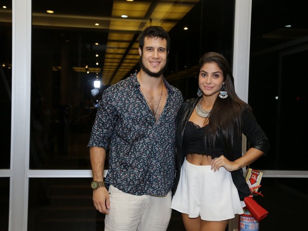 Emiliano D'ávila e a namorada, Natália Rosa, em show na Zona Sul do Rio (Foto: Marcello Sá Barretto/ Ag. News)