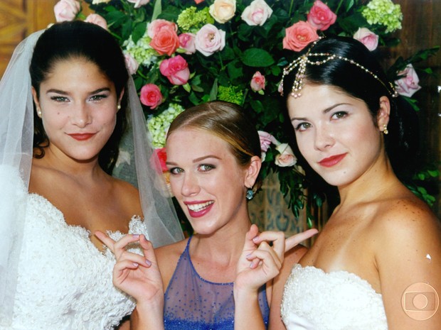 Priscila Fantim, Ludmila Dayer e Samara Felippo posam nos bastidores de casamento em Malhação de 2000 (Foto: CEDOC / TV Globo)