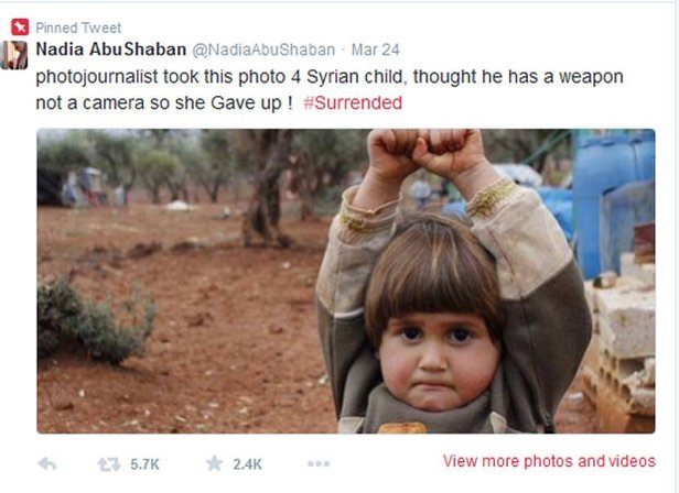 Menina síria ergueu as mãos ao confundir câmera fotográfica como arma (Foto: Reprodução/Twitter/Nadia AbuShaban )