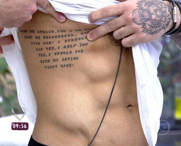 Confira uma das muitas tatuagens de Lucas Lucco (Foto: Mais Você/TV Globo)